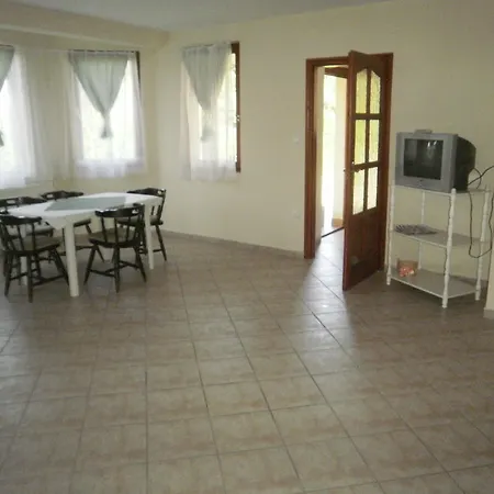 Apartment Zalakarosi Egerfa Nyaralohaz Foeldszinti Es Emeleti *